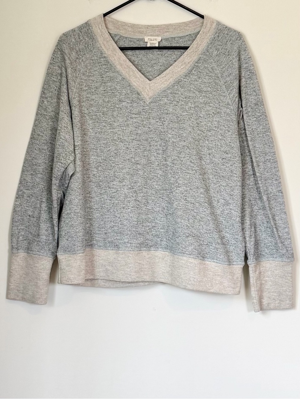 Yelete Two-Tone V-Neck Sweater in Gray and Cream - Size: Medium
